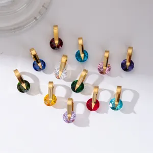 Gros plan de 12 pendentifs pierre de naissance colorés avec clips dorés pour colliers DIY