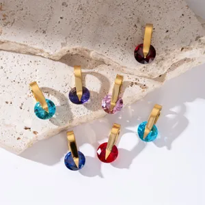 Détail de pendentifs circulaires en pierres de naissance colorées avec clips dorés sur pierre