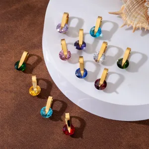 Vue rapprochée de douze pendentifs ronds pierres de naissance à monture dorée