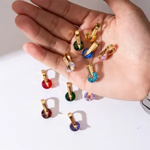Gros plan de douze pendentifs pierres de naissance colorés pour bijoux et colliers DIY