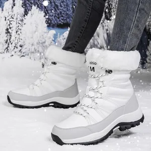 Robuste weiße Damen-Winterstiefel mit warmem Kunstfellfutter in Schneelandschaft