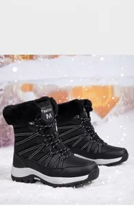 Detailansicht schwarzer Damen-Schneestiefel mit Plüschfutter und robuster rutschfester Sohle