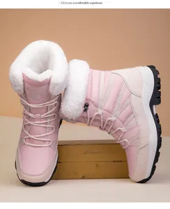 Nahaufnahme von rosa Damen-Schneestiefeln mit weißem Kunstfellfutter und Profilsohle