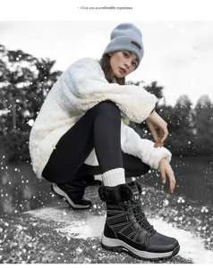 Detail von schwarzen Damen-Schneestiefeln mit Pelzbesatz in einer Winterlandschaft