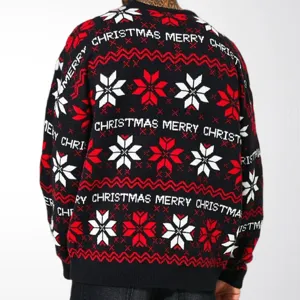 Vue détaillée du dos d'un pull de Noël festif pour hommes avec des motifs tricotés.