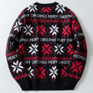 Vue détaillée d'un pull de Noël noir en maille avec motifs de flocons de neige.