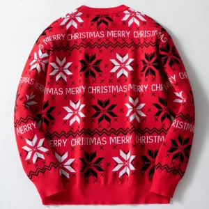 Vue détaillée du dos d'un pull de Noël rouge avec motif jacquard de flocons de neige