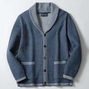 Nahaufnahme einer vintage blauen Strickjacke mit Knopfleiste und Schalkragen-Design