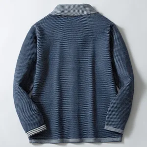 Rückansicht eines klassischen blau gestrickten Cardigans mit feinem Webmuster-Details.