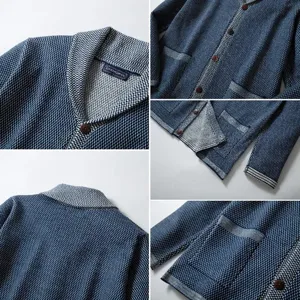 Detailansichten der Wabenstrick-Textur und Knöpfe der Jeansblauen Strickjacke für Herren