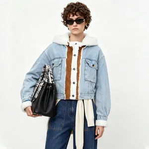 Detailopname van een dames denim patchwork jas met warme faux lamswollen voering.