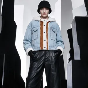 Volledige opname met details van een patchwork denim jas met lamswol voering en capuchon