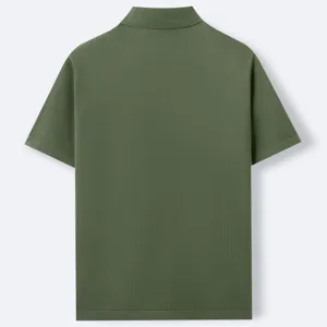 Vista posteriore dettagliata di una polo da uomo a maniche corte in maglia verde oliva.