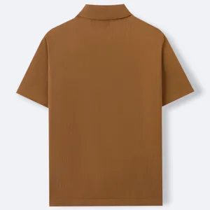Vista posteriore dettagliata di una polo in maglia marrone a maniche corte uomo