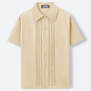Dettaglio in piano di una polo in maglia beige da uomo con motivo traforato pointelle.