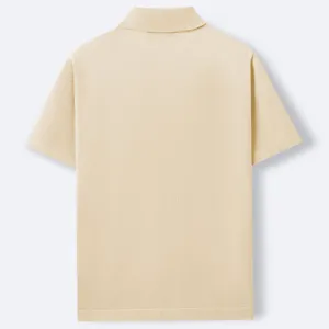 Vista posteriore di una polo in maglia beige a maniche corte, trama fine