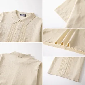 Vista dettagliata della polo da uomo in maglia pointelle beige che mostra colletto e trama.