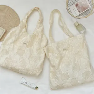 Sacs fourre-tout brodés de style français avec motifs de roses et accessoires chic