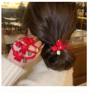 Rotes Neujahrs-Haargummi mit süßem Strass-Tiger und Erdbeer-Anhänger für Damen.