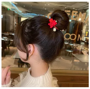 Rotes Tiger Haarband Detailansicht, funkelnde Strass Krone Tiger Zubehoer fuer Frauen Haare.