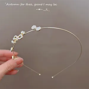 Nahaufnahme des schmalen Metall-Strass-Haarreifs mit feinen Kristalldetails und funkelndem Design.