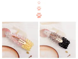 Nahaufnahme von bunten Farbverlauf Kristall Strass Tropfen Haarklammern für das Styling.