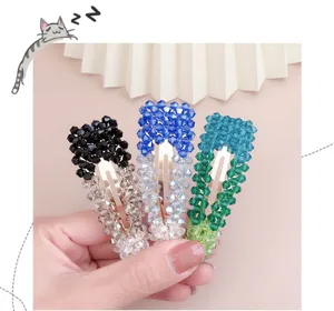 Detailansicht der farbigen, funkelnden Strass-Haarklammern, glitzernde Kristall-Haarspangen.