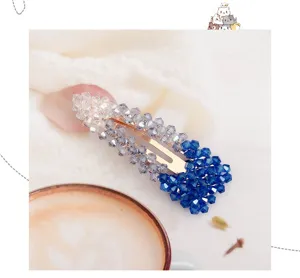 Detailansicht einer farbverlaufenden Strass-Haarspange mit glitzernden Kristallen.