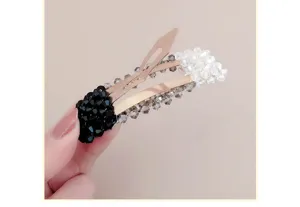 Kristal kralen BB haarspeld detail, elegante geometrische zijklem voor dagelijks.
