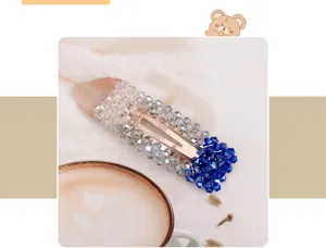 Elegante kristallen geometrische haarspeld met sprankelende strass stenen blauw verloop.