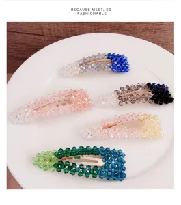Detailaufnahme von bunten Farbverlauf Strass Haarnadeln, glitzernde Kristallspangen.