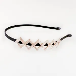 Gedetailleerd uitzicht op de zwarte geometrische ruit hoofdband met schitterende steentjes.