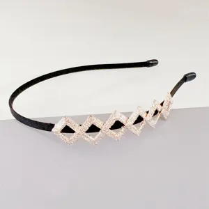 Gedetailleerd overzicht van de elegante zwarte haarband met sprankelende geometrische strass.