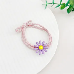 Joli élastique à cheveux rose avec charm marguerite violette pour style quotidien détail