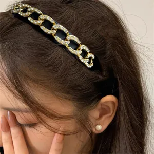 Detailansicht eines schwarzen Strass-Ketten-Haarbandes, vintage Barock-Haarschmuck für Frauen.