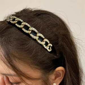 Nahaufnahme Detail des goldenen Strass Ketten Haarreif im französischen Vintage Stil für Damen.