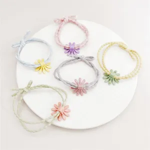Gros plan sur l'ensemble d'élastiques à cheveux marguerite colorés, accessoires mignons.