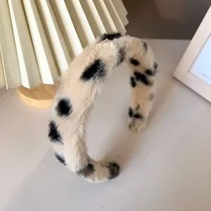Fluffy plush wide headband detail shot, soft faux fur hair hoop for autumn and winter daily.