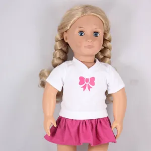 Dettagli della bambola in vinile con t-shirt con fiocco bianco e gonna rosa, bel giocattolo.