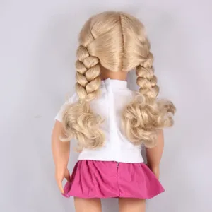 Vista dettagliata di bambola in vinile con capelli biondi trecciati, top bianco e gonna rosa.