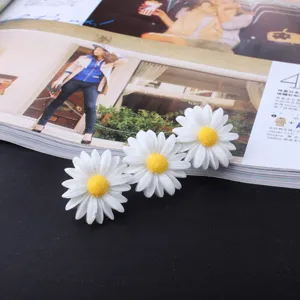Sweet cute white daisy hair clips set, fresh floral bobby pins for charming daily hair styling.