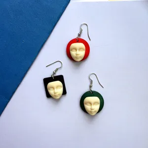 Handgemaakte grappige gezicht hangende oorbellen minimalistische retro geometrische houten detail