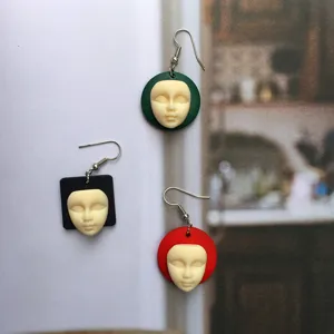 Handgemaakte eigenzinnige houten oorbellen met gezicht, minimalistische geometrische sieraden.