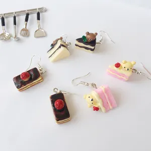 Detailaufnahme handgefertigter süßer Harz Kuchen Bären Ohrringe, kawaii Dessert Schmuck.
