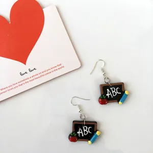Süße Mini Schultafel Ohrringe mit ABC Apfel Bleistift Motiv, verspielter Modeschmuck für Mädchen.