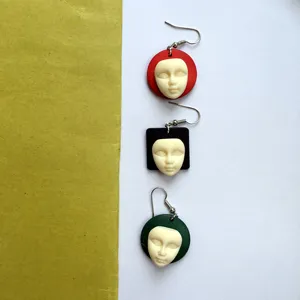 Handgemaakte eigenzinnige houten oorbellen met menselijk gezicht, minimalistisch retro geometrisch.
