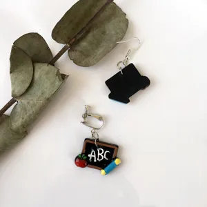Asymmetrische Schul-Ohrringe mit Tafel Apfel und Bleistift Anhängern für Damen Mode Geschenk.
