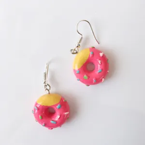 Süße handgemachte rosa Donut Ohrringe mit bunten Streuseln, kawaii Modeschmuck für Mädchen.