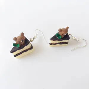 Detailansicht der handgemachten Schokoladenkuchen Ohrringe mit süßen Bären Harz Anhängern.