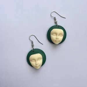 Handgemaakte houten oorbellen met menselijk gezicht en retro minimalistisch design.